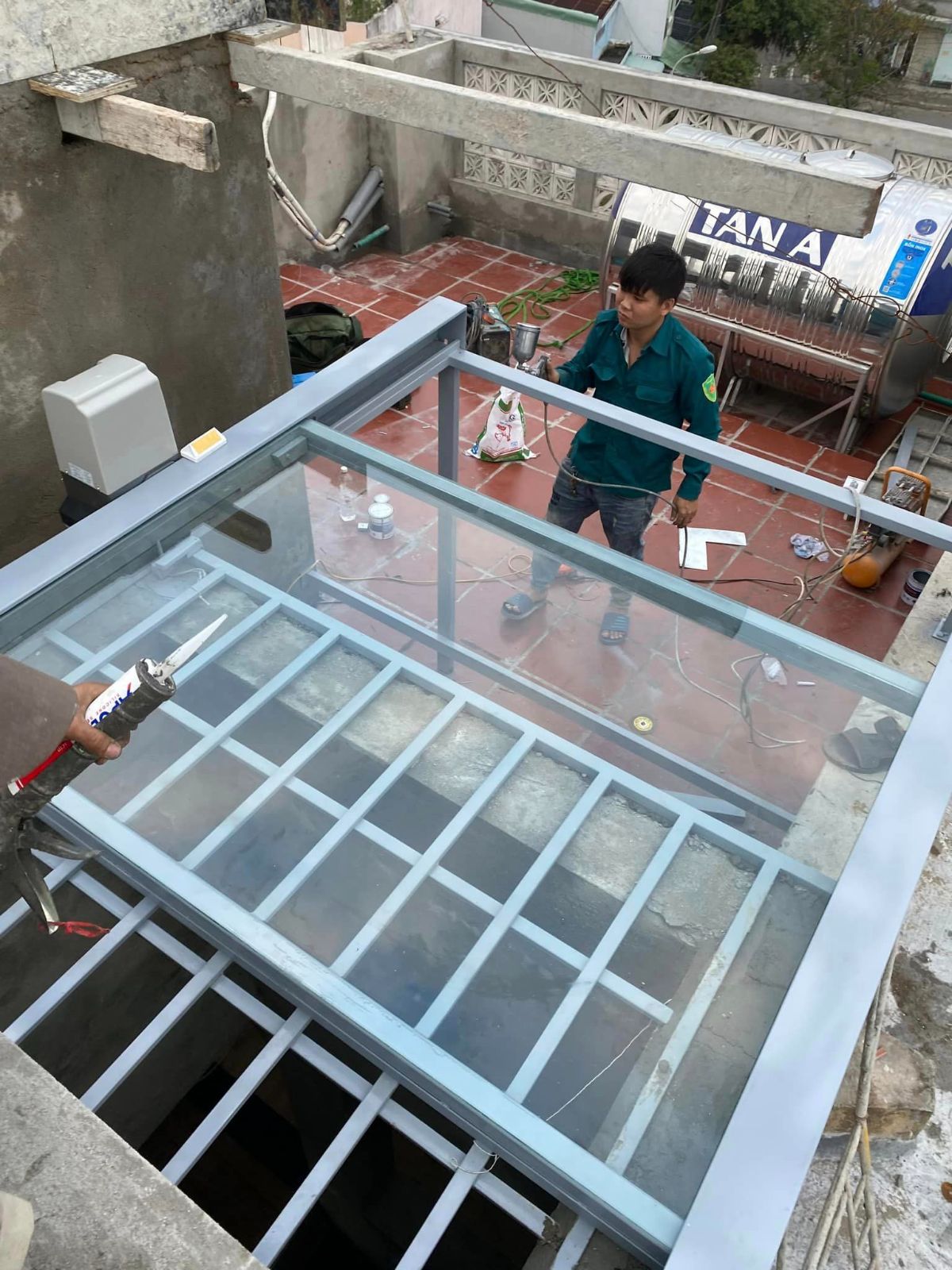 Thi công hoàn thiện giếng trời 