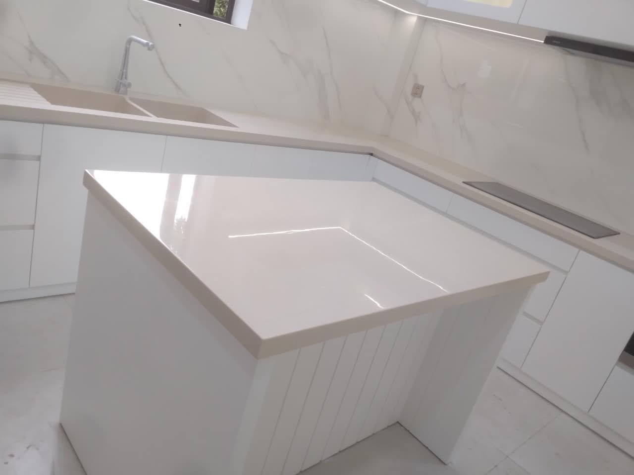 CĂN BẾP VỚI MẶT BÀN BẾP BẰNG ĐÁ SOLID SURFACE