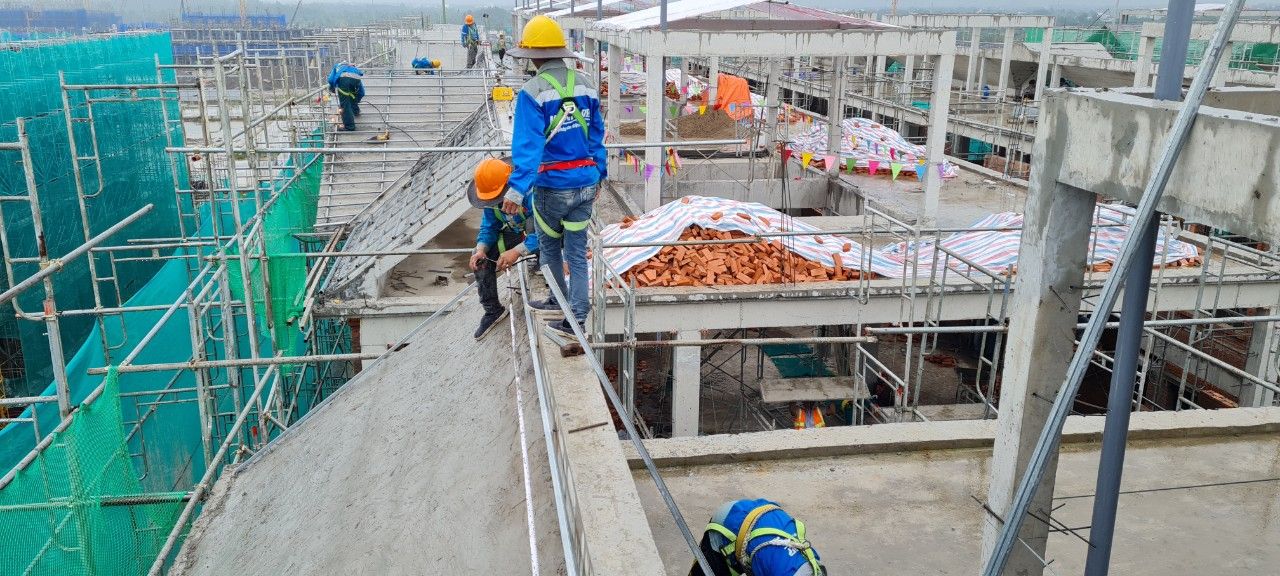 Thi công li tô mè bằng sắt hàn và thi công lợp ngói phẳng Inari