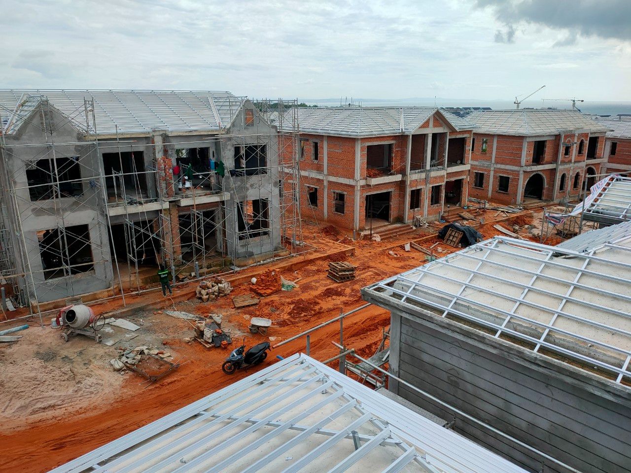 Thi công li tô mè thép mạ nhôm kẽm và thi công lợp ngói Thái Lan M22