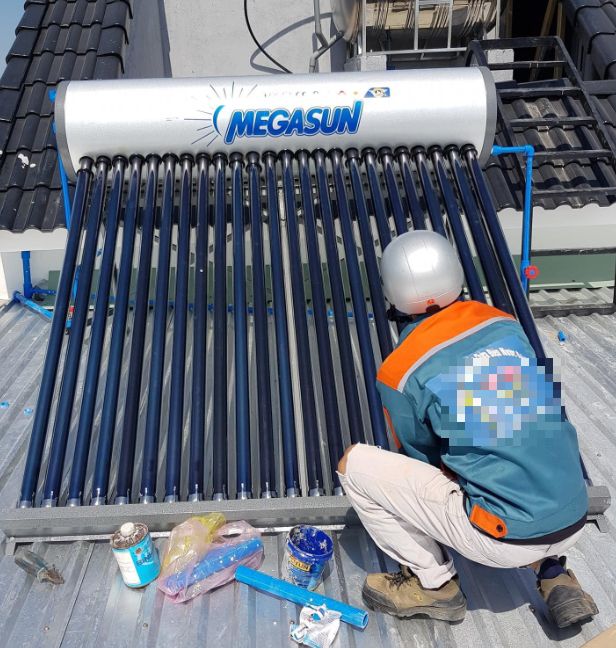 Lắp máy nước nóng năng lượng mặt trời 