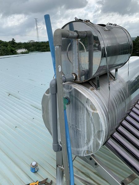 Vệ sinh ống nước cho máy nước nóng 