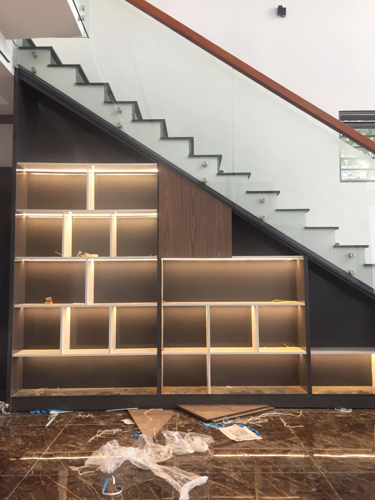Gắn led âm cho kệ trang trí 
