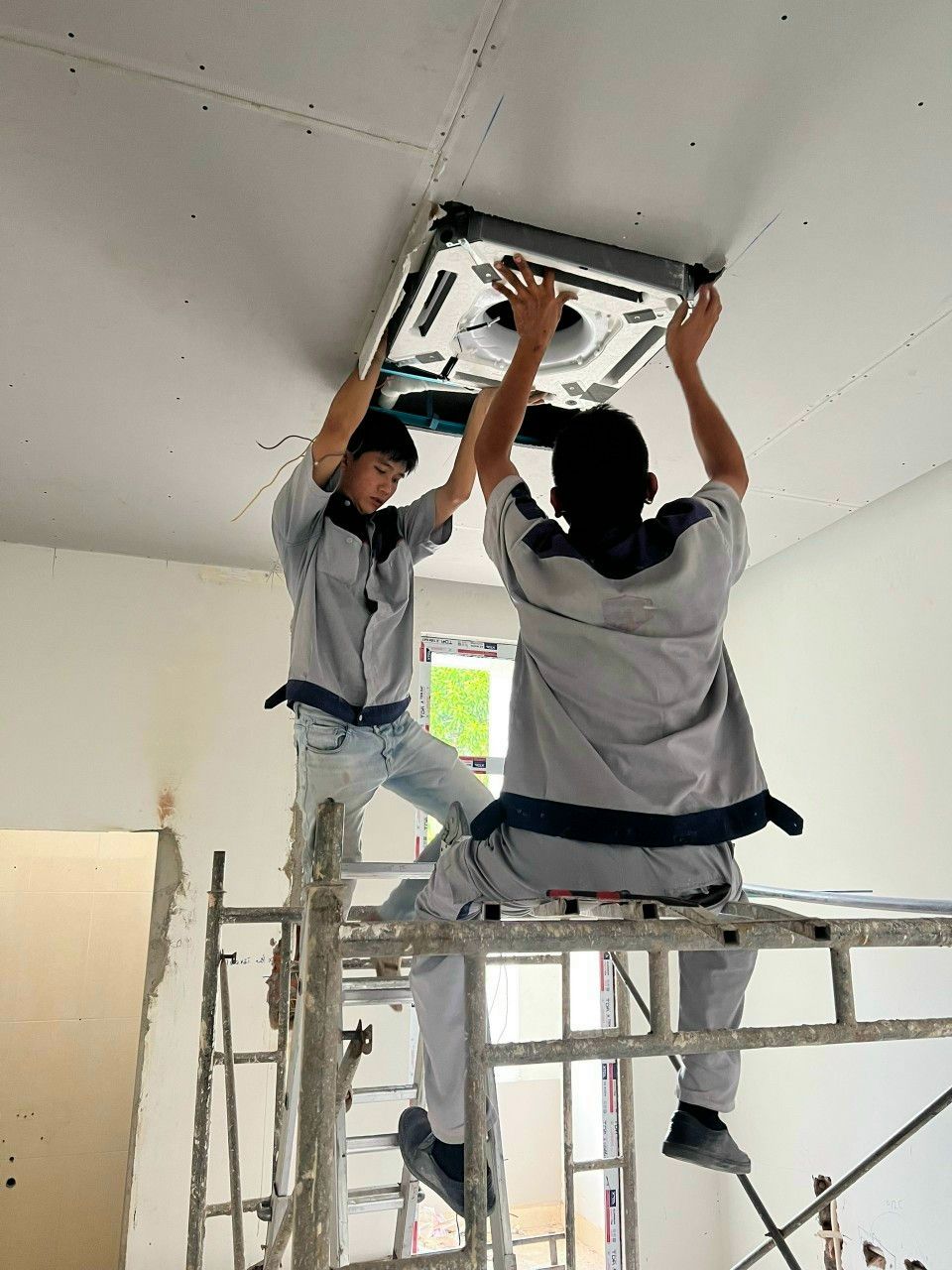 Lắp máy lạnh âm trần 
