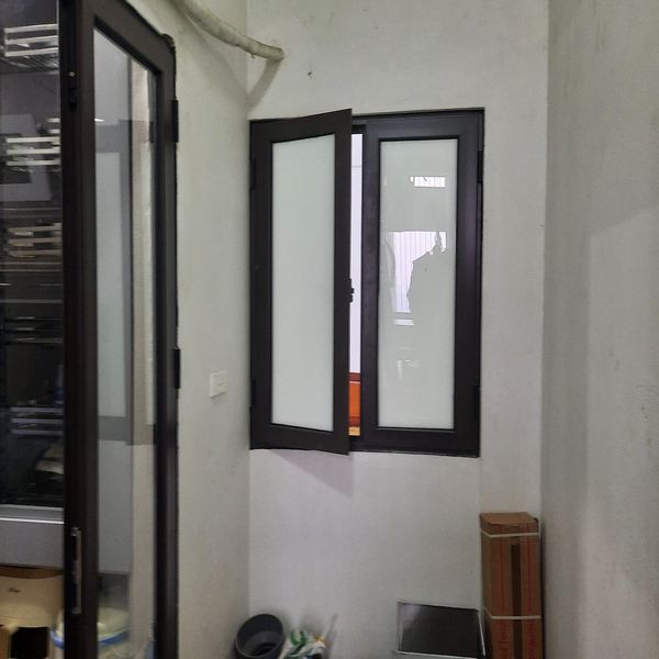 Thi công cửa đi logia và cửa sổ 