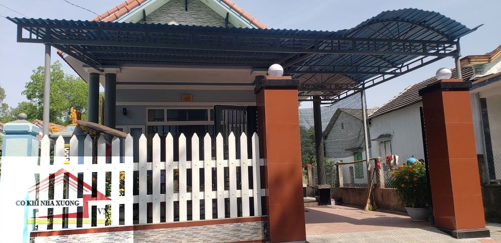 Gia công lắp đặt mái tôn che sân