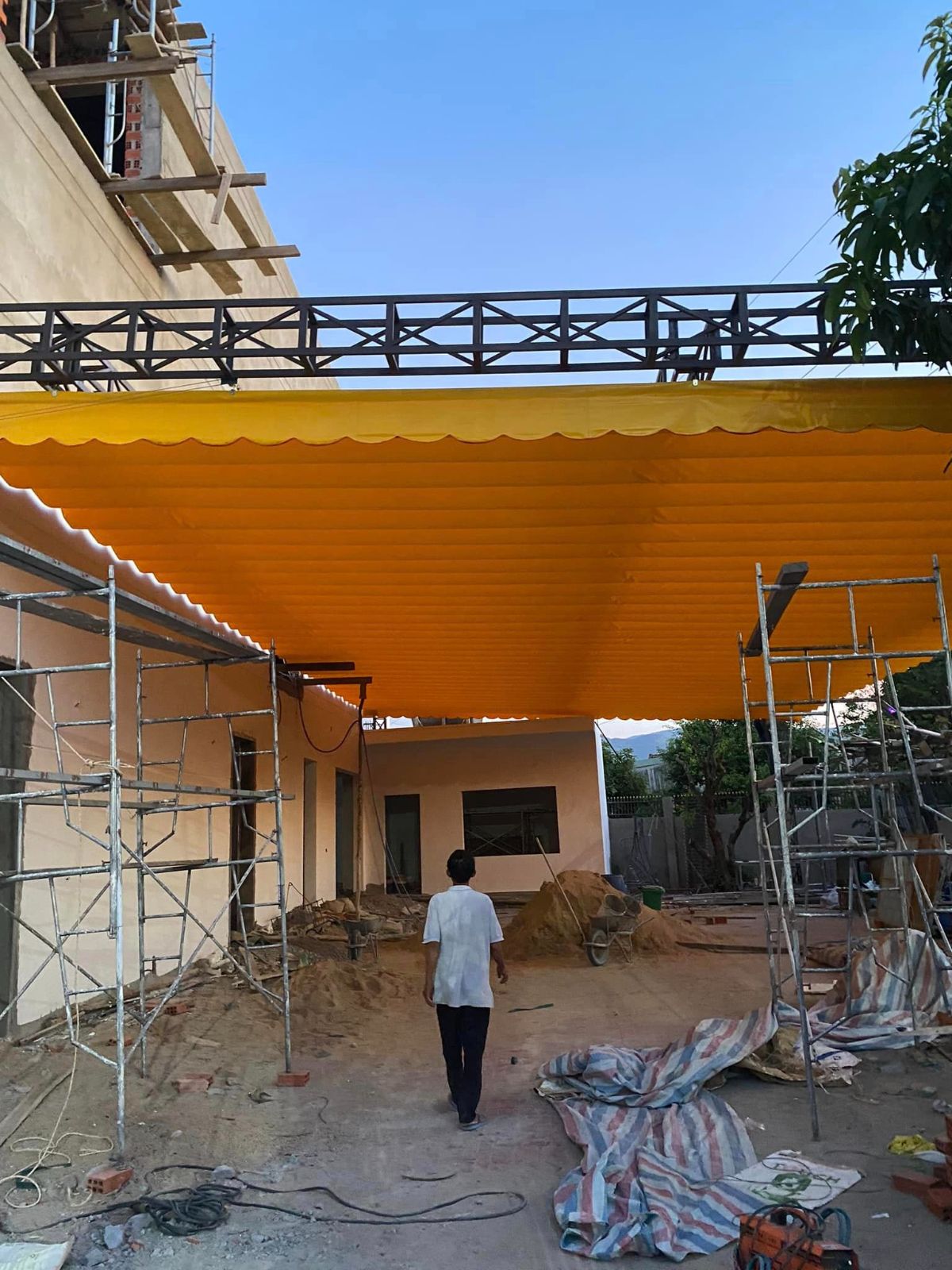 Thi công lắp đặt mái xếp 