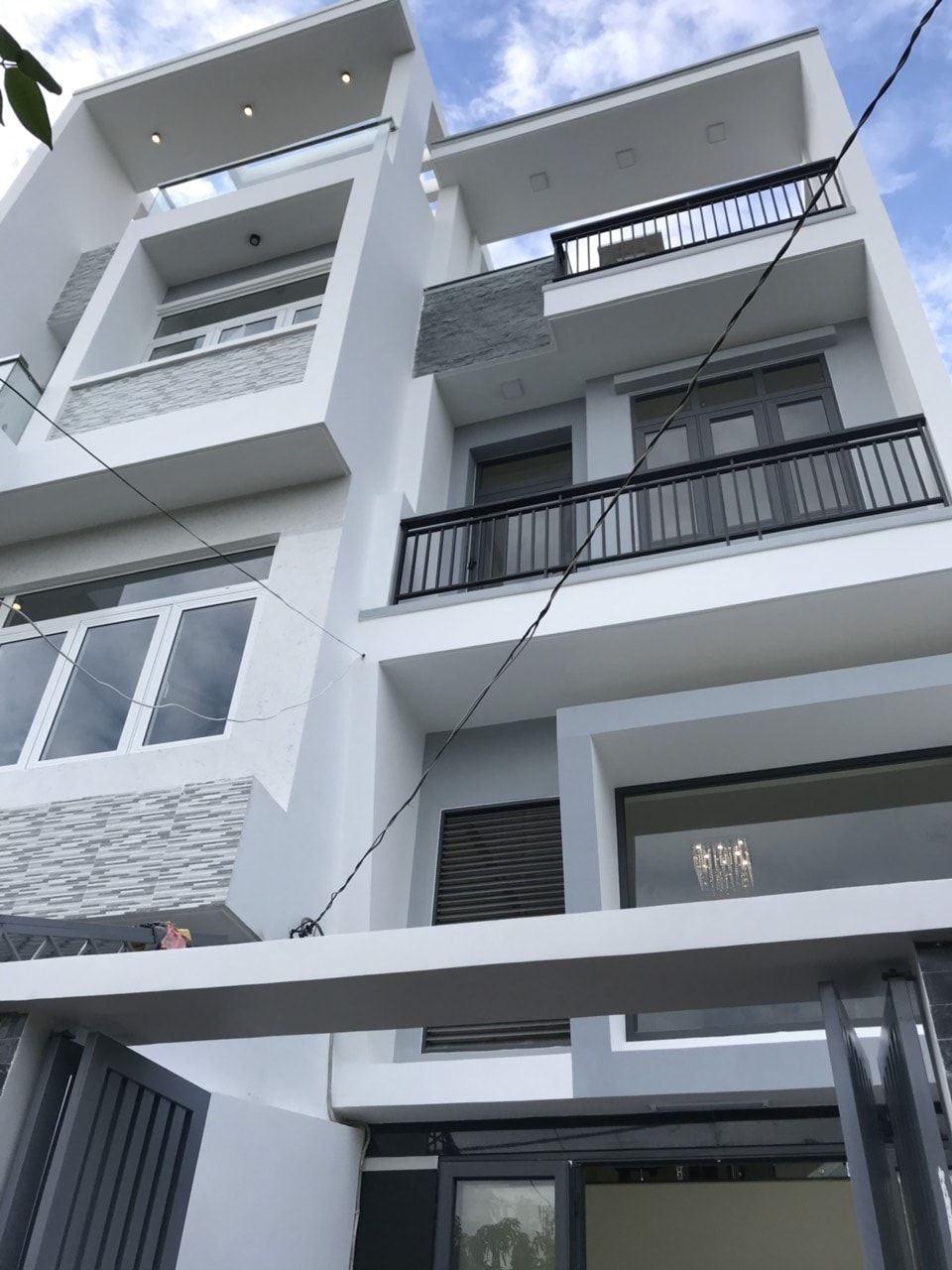Hoàn thiện ngôi nhà phố hiện đại