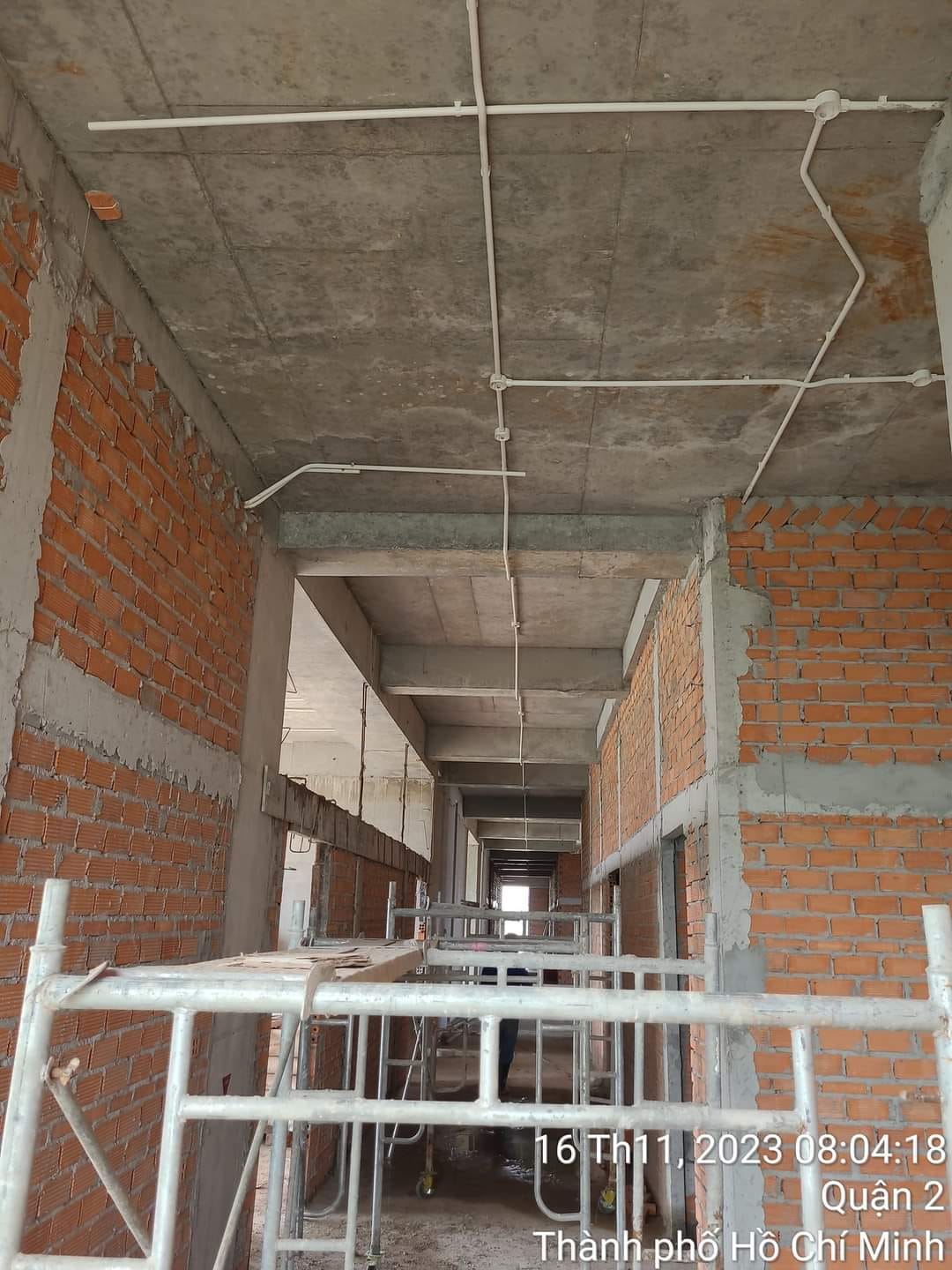   Lắp đặt ống nước thoát cấp và ống điện âm- nổi, thang máng cáp...