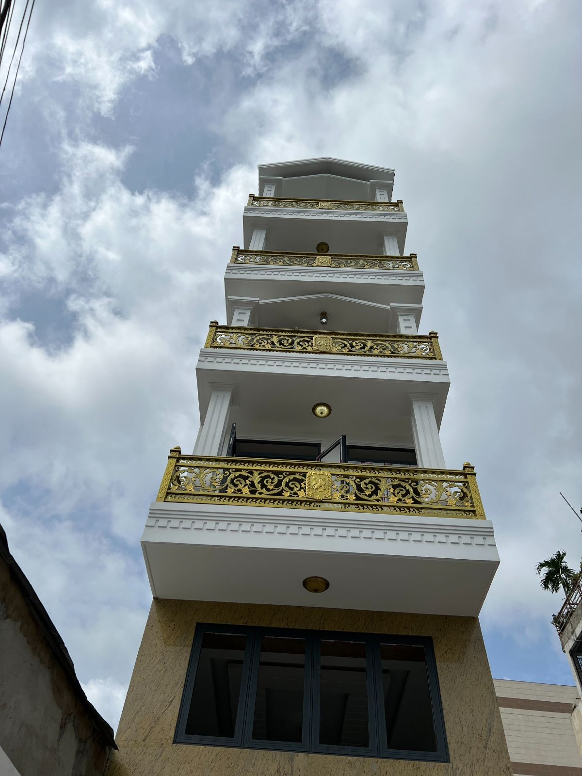 Công trình cầu thang xoắn ốc và lan can nhà