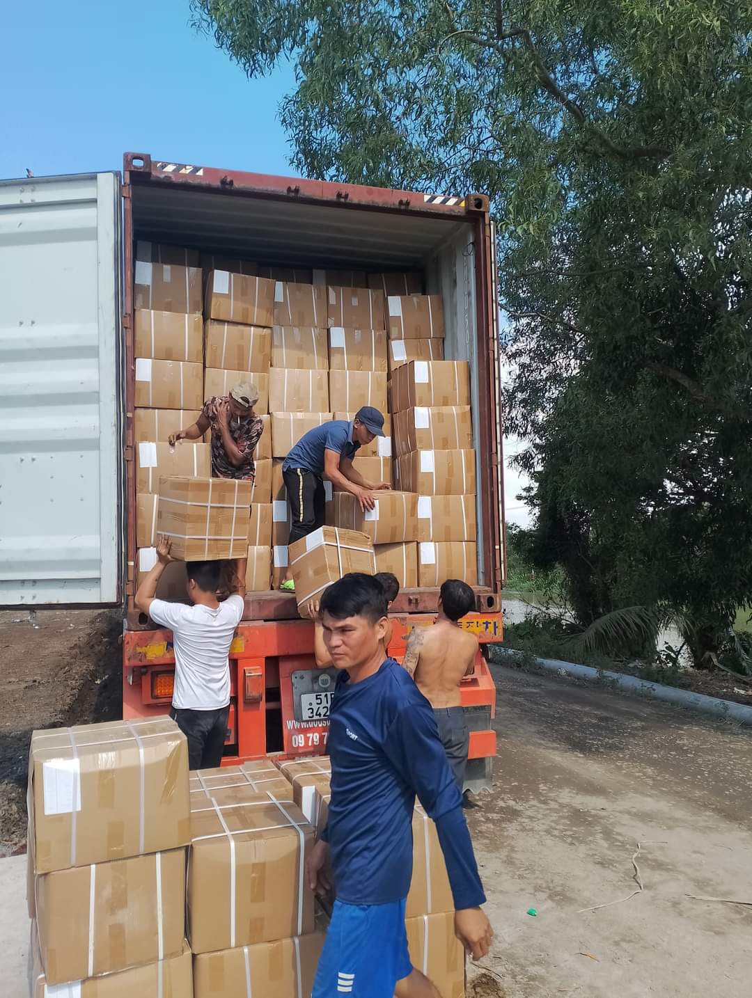 Bốc xếp hàng hóa vận chuyển hàng hóa 