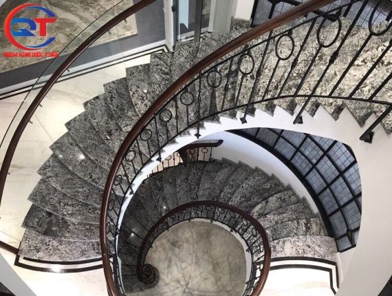 Cầu thang sắt