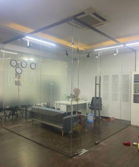 Vách ngăn kính cường lực