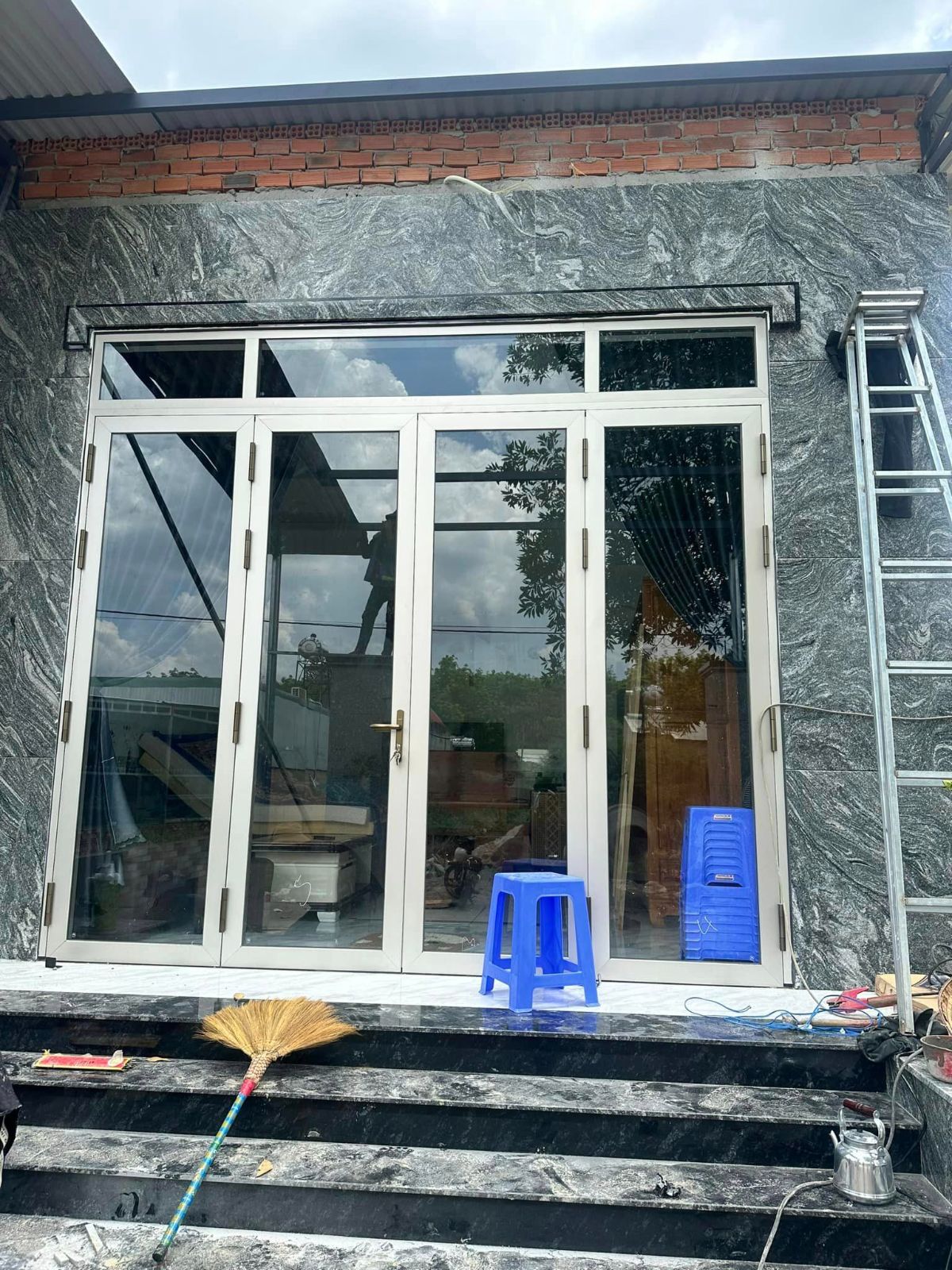 Hoàn thiện cửa nhôm kính cho khách hàng