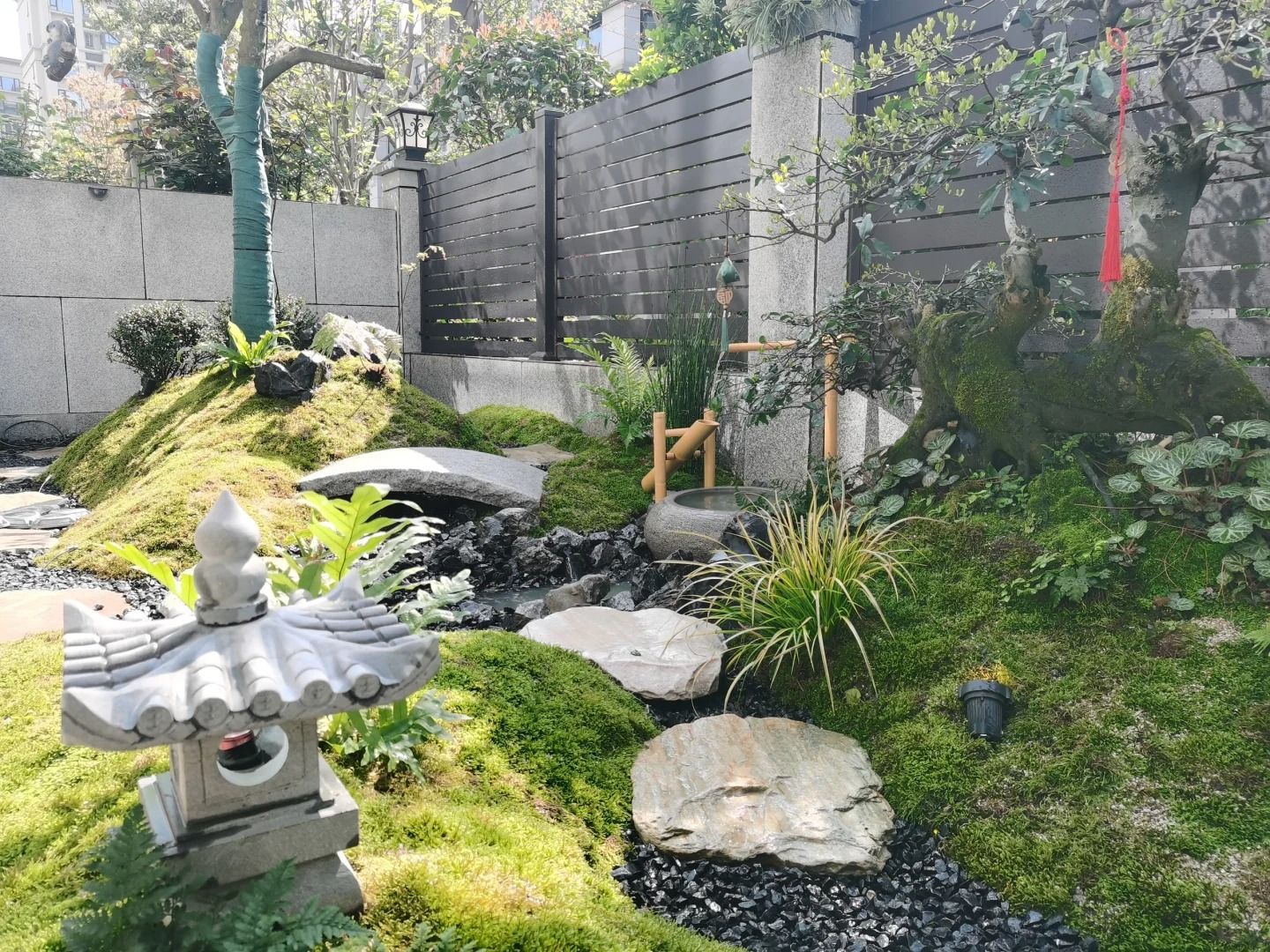Hoàn thiện cảnh quan sân vườn