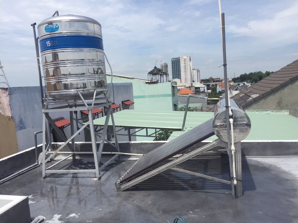 Lắp máy nước nóng điện mặt trời  