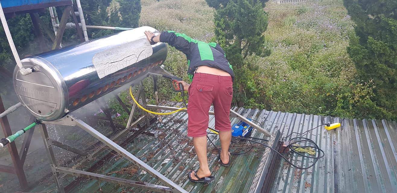 Vệ sinh máy nước nóng điện năng lượng mặt trời 