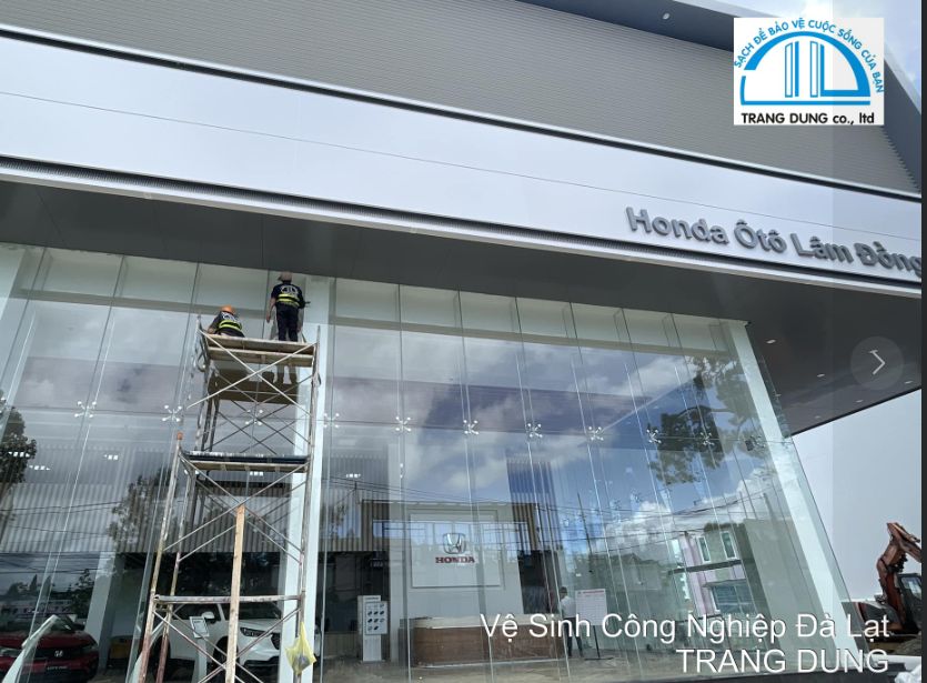 Vệ sinh kính cho cửa hàng xe 