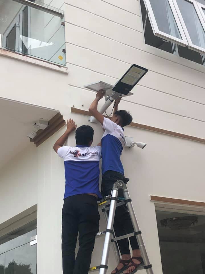 Lắp đặt đèn sử dụng điện năng lượng mặt trời 
