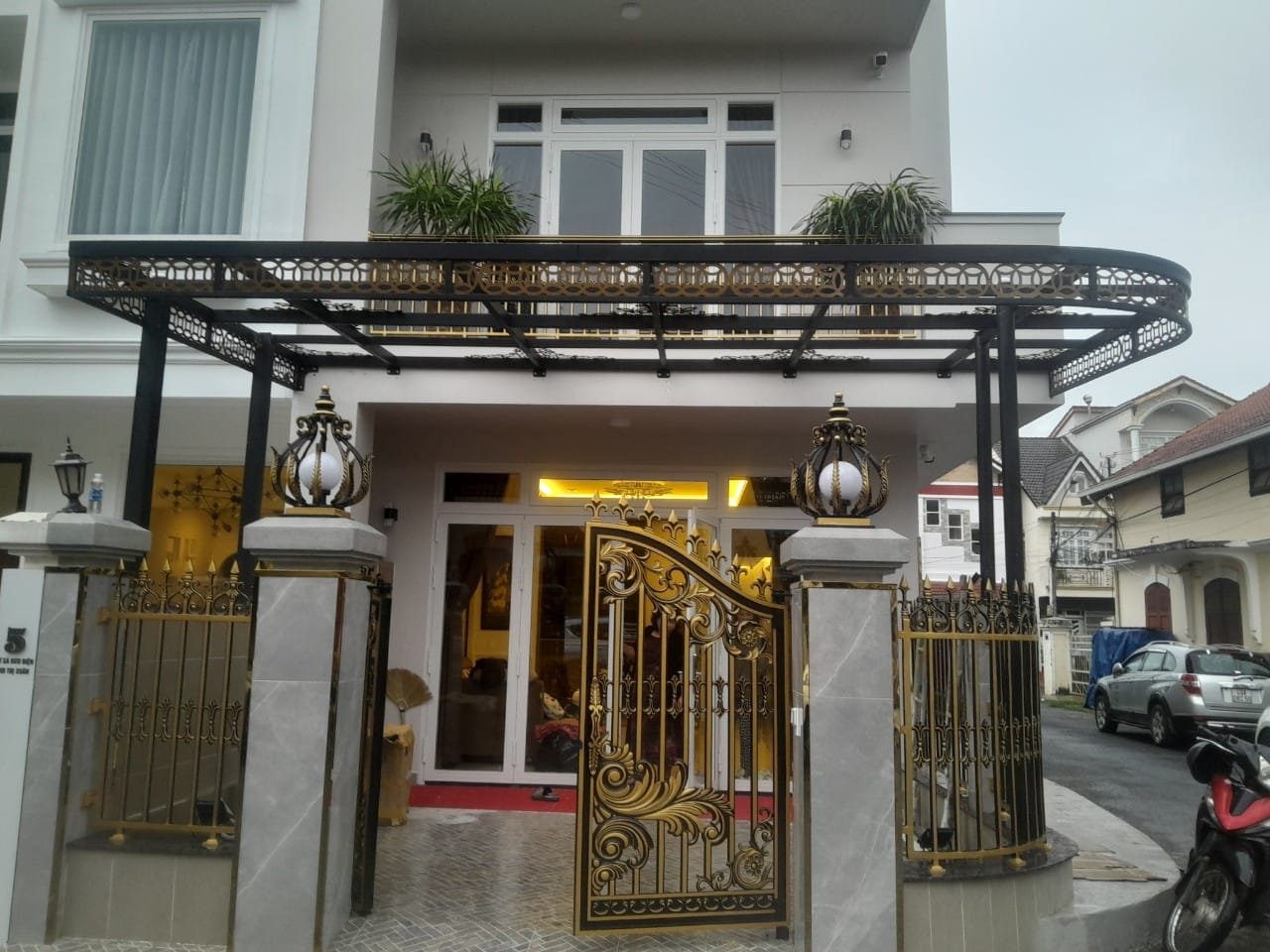 Thi công lắp đặt cửa mái che sắt 