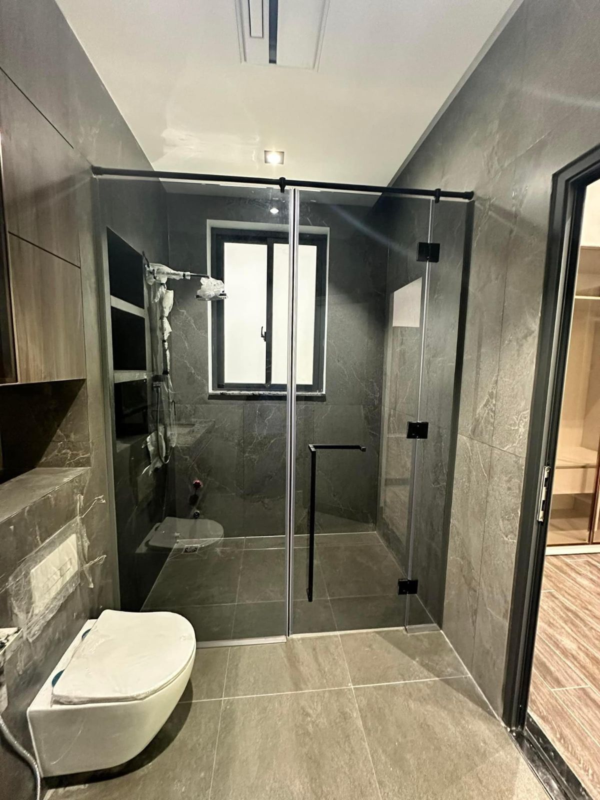 Vách ngăn kính cường lực 