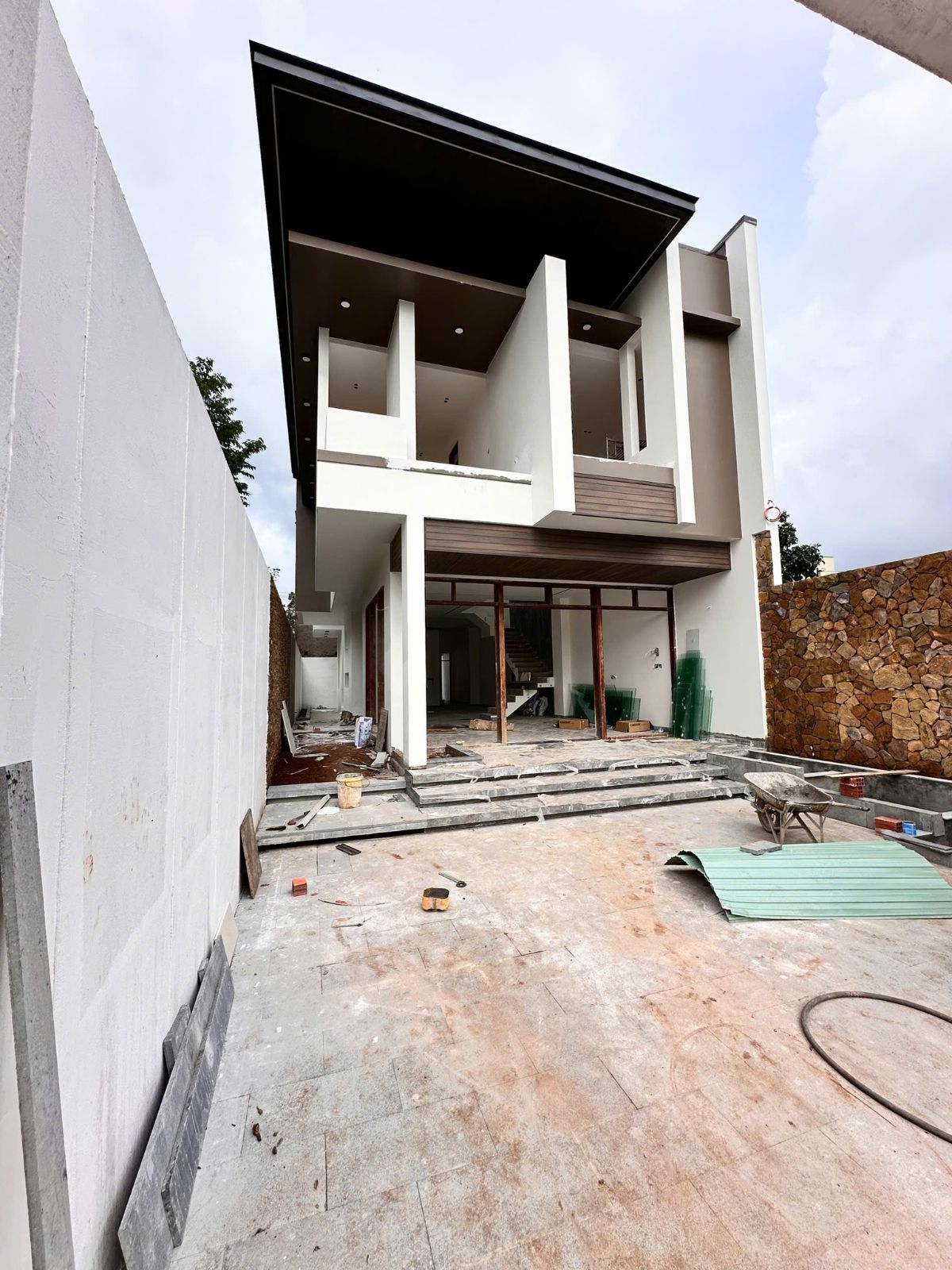  THE SUN HOUSE