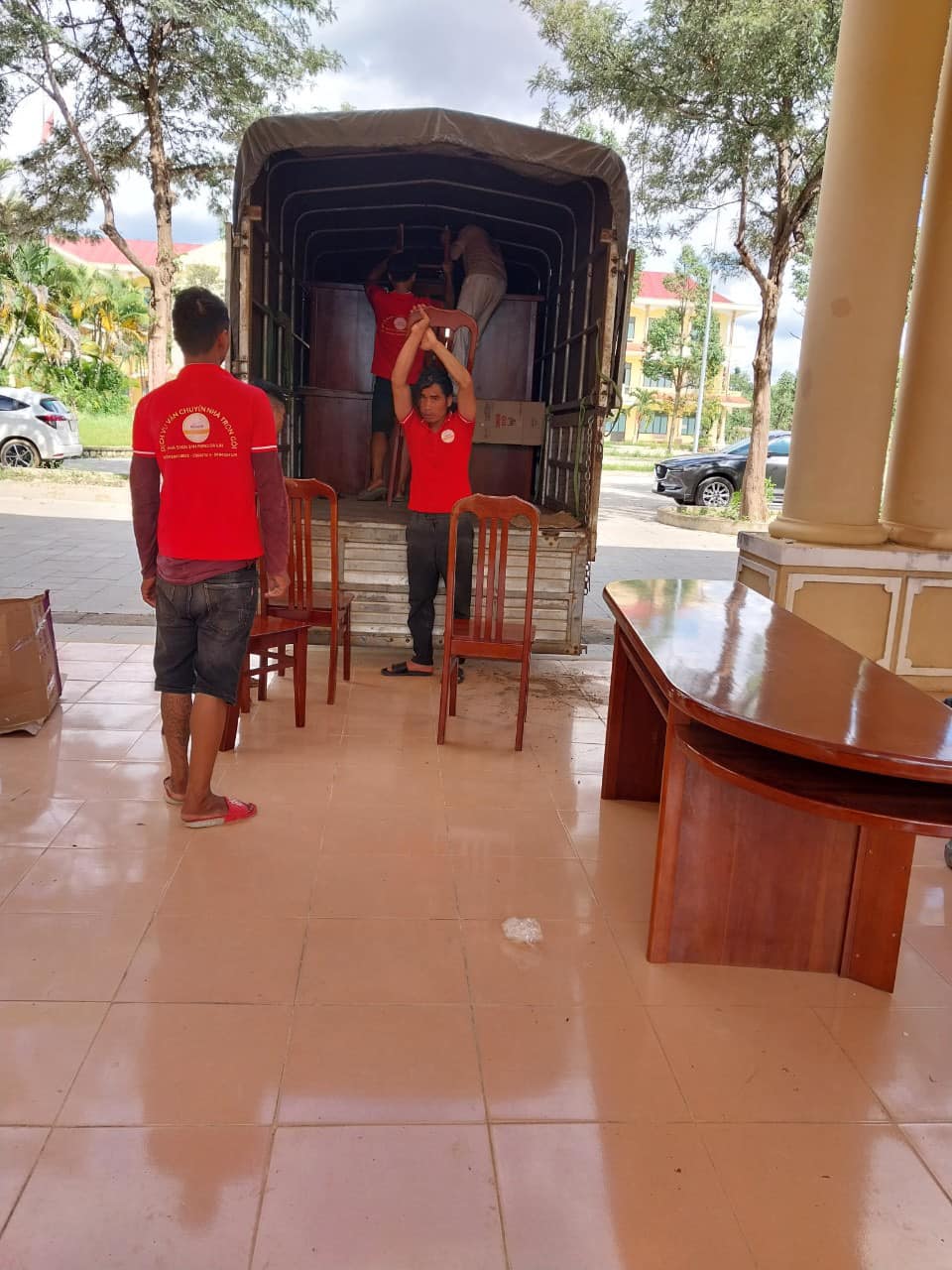 Chuyển đồ cho trường cao đẳng