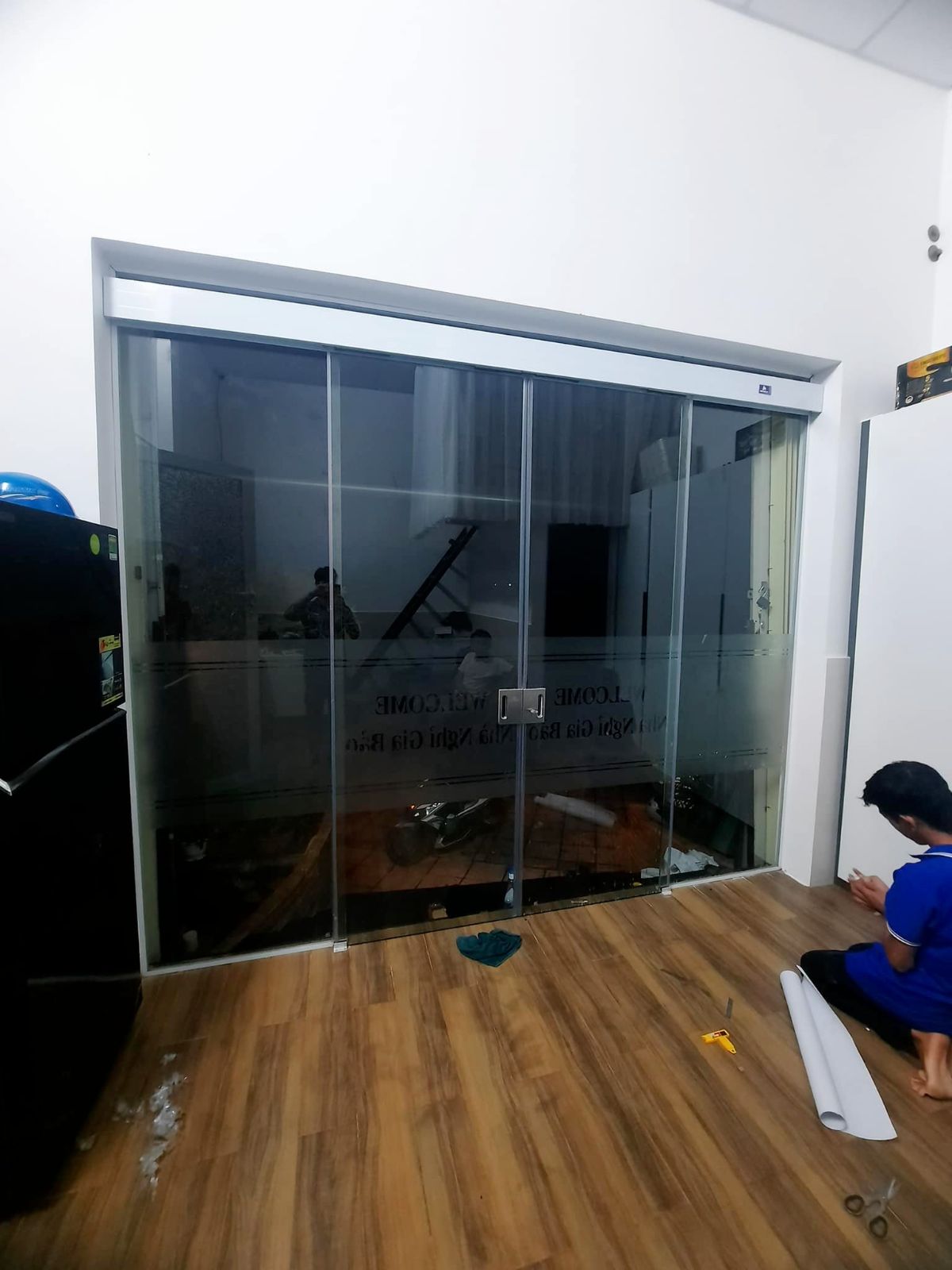 Lắp cửa kính cường lực