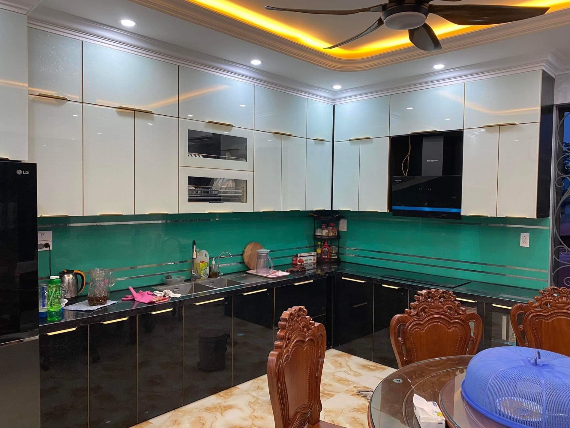 Tủ bếp cánh kính 
