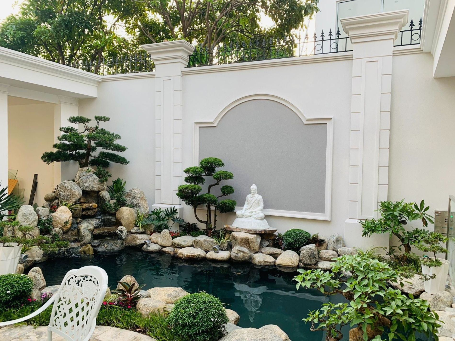 Thiết kế và thi công sân vườn hồ cá koi 