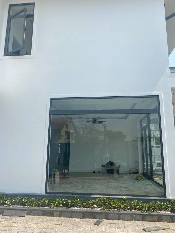  Cửa nhôm kính 