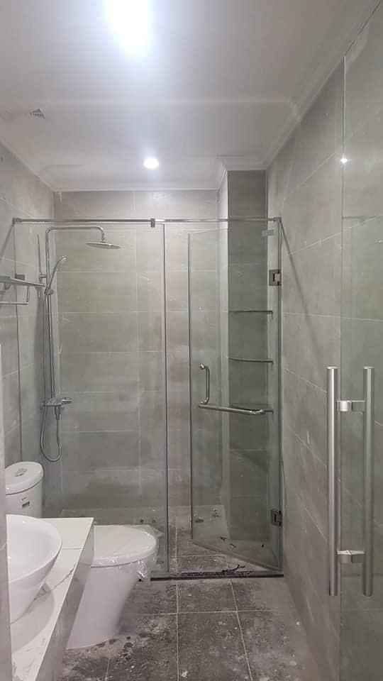 Vách kính nhà tắm