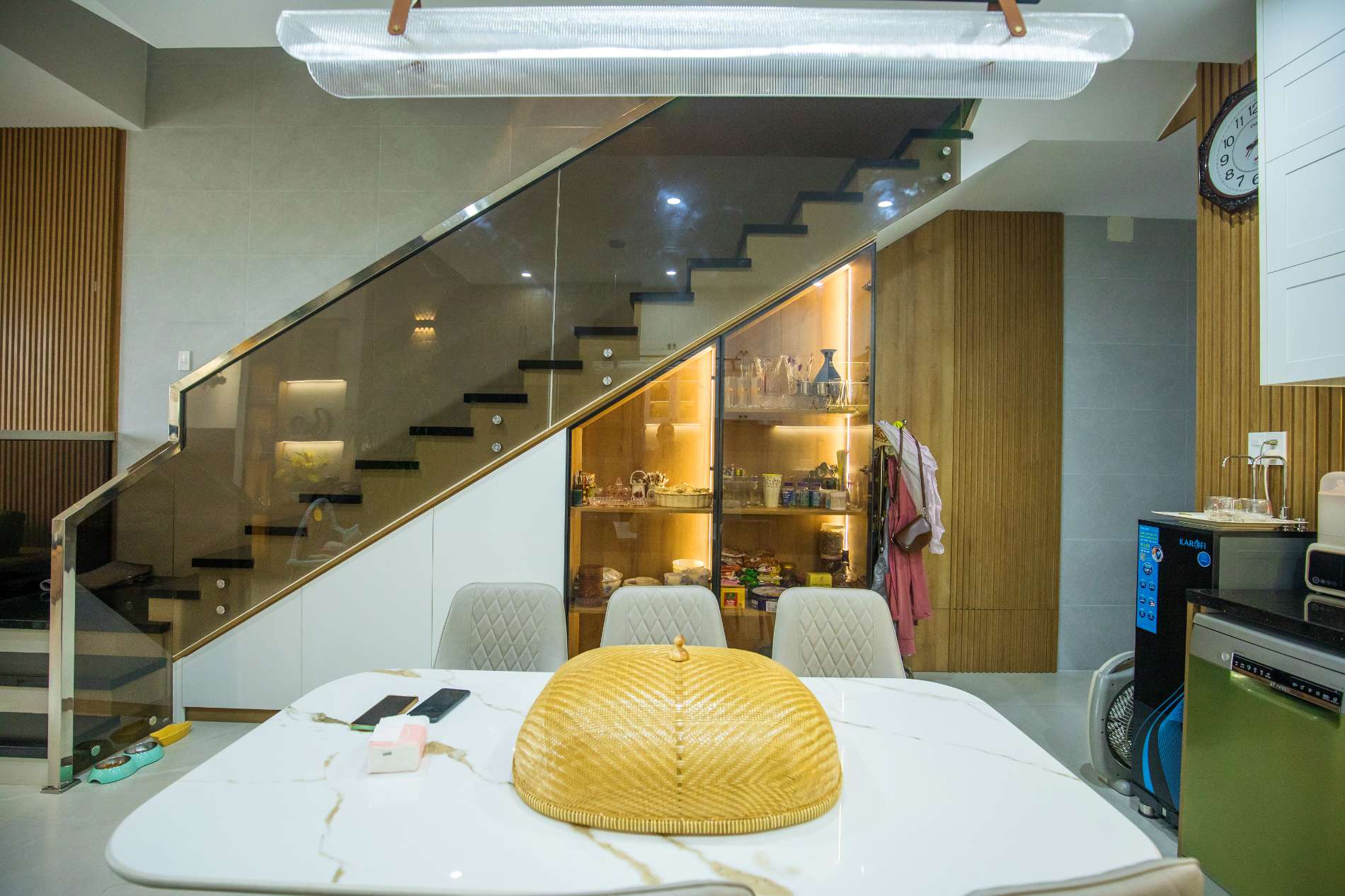 Thi công phòng bếp và tủ cầu thang nhà anh Hòa