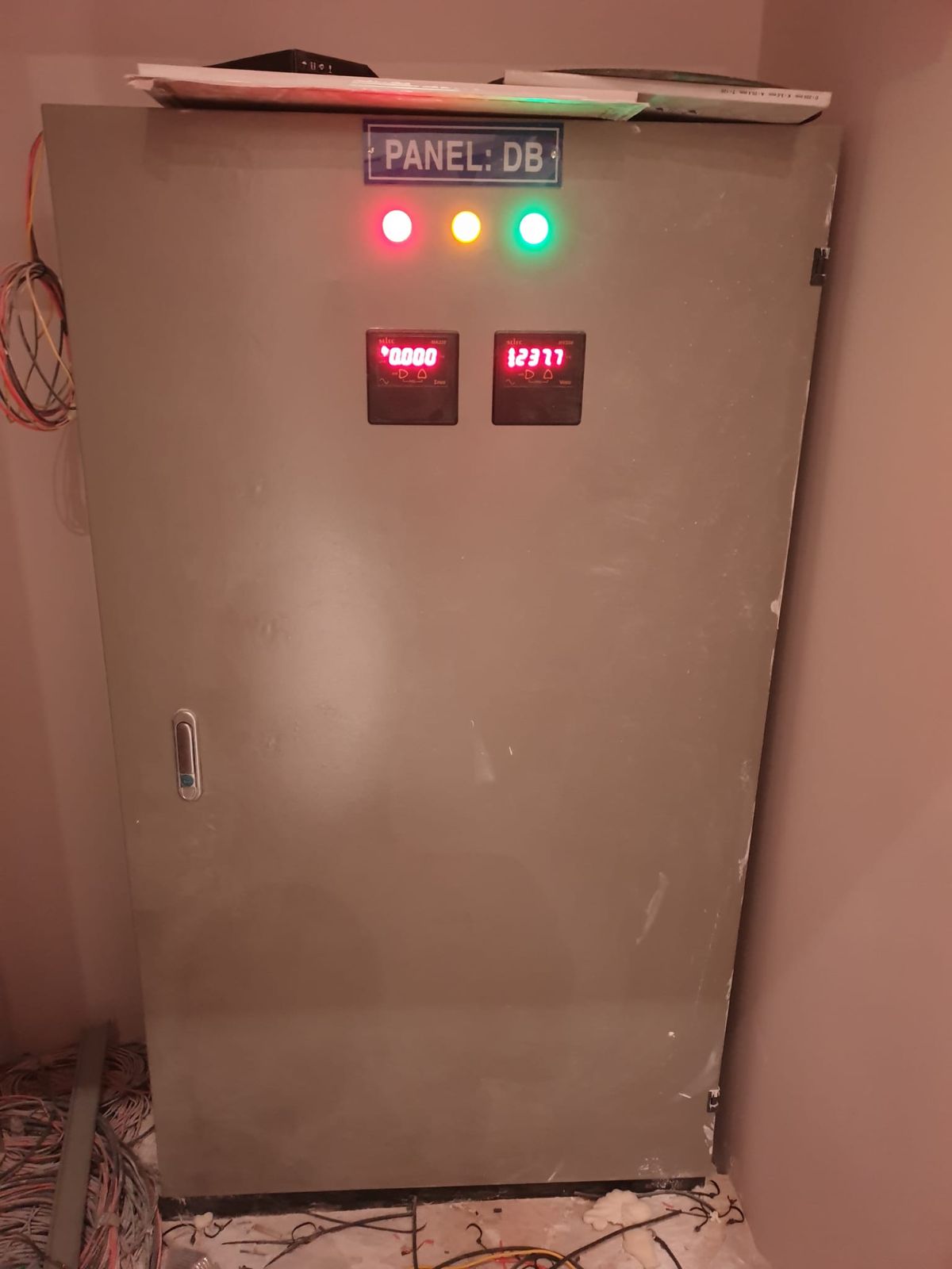 Lắp đặt hệ thống điện 