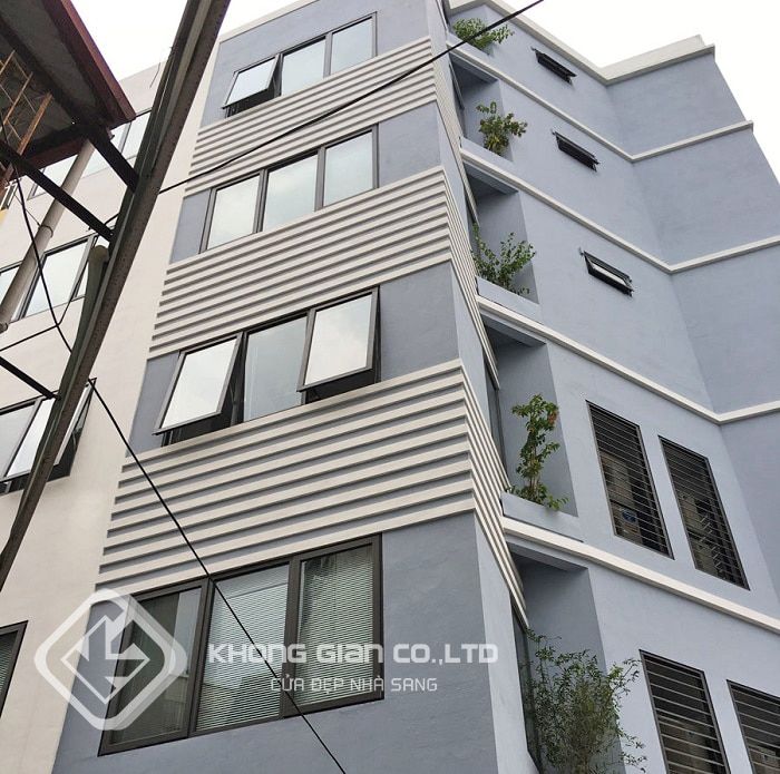 Lắp đặt cửa kính cho tòa nhà 
