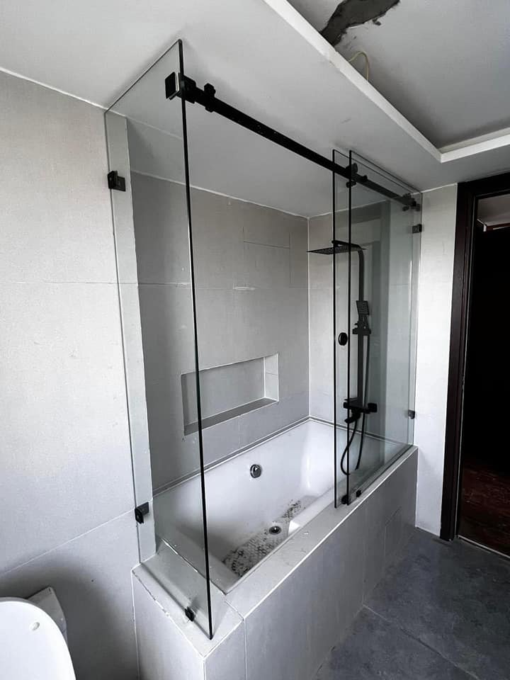 Vách kính phòng tắm 