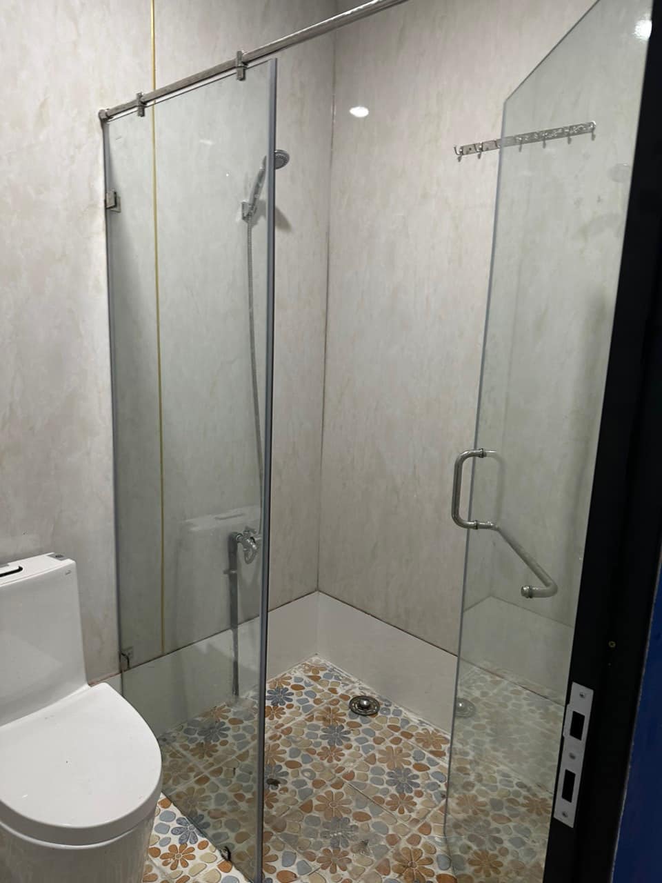 Vách kính phòng tắm 