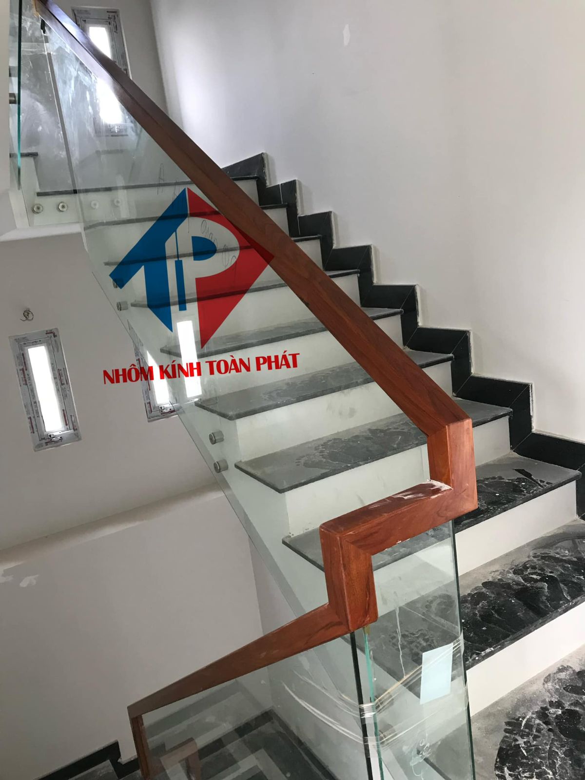 Lan can cầu thang kính 