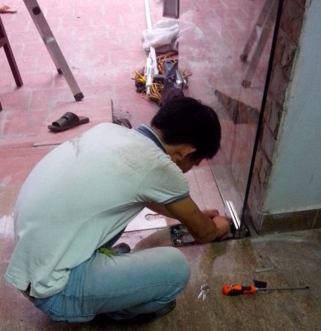 Sửa cửa kính cường lực 