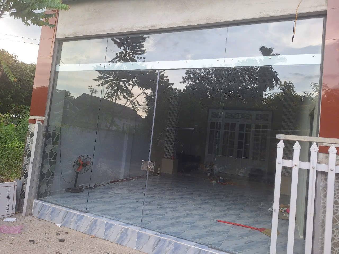 Lắp cửa kính cường lực 