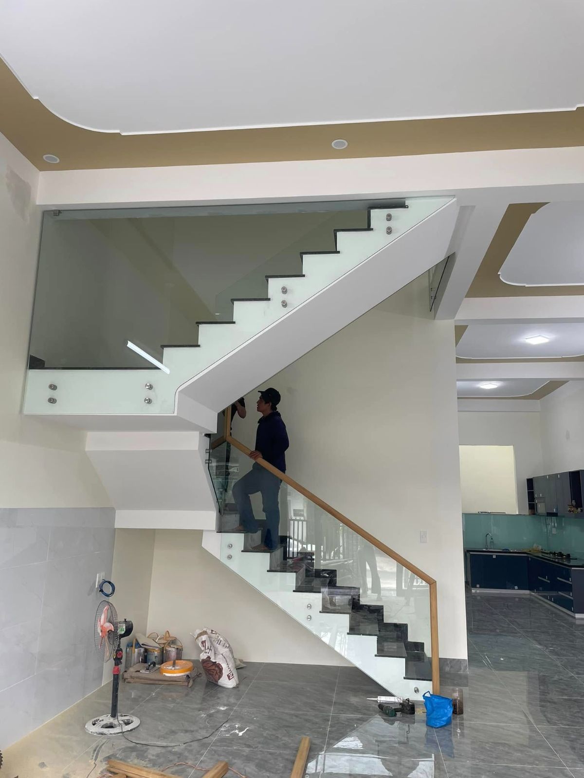 Thi công lan can cầu thang kính 