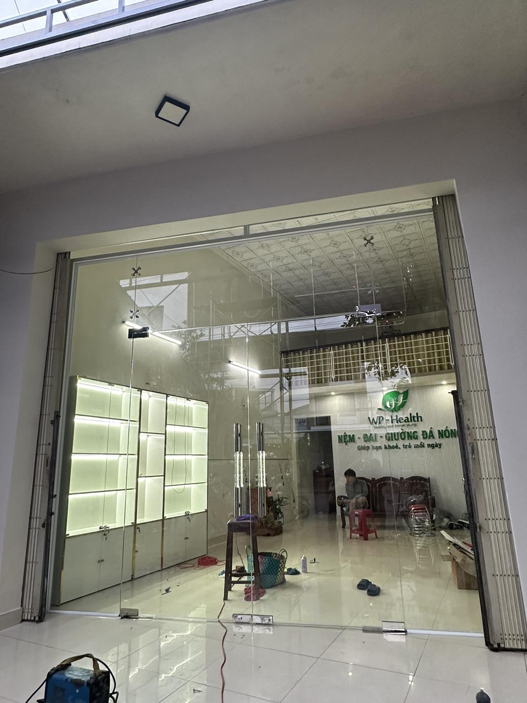 Lắp cửa kính cường lực 