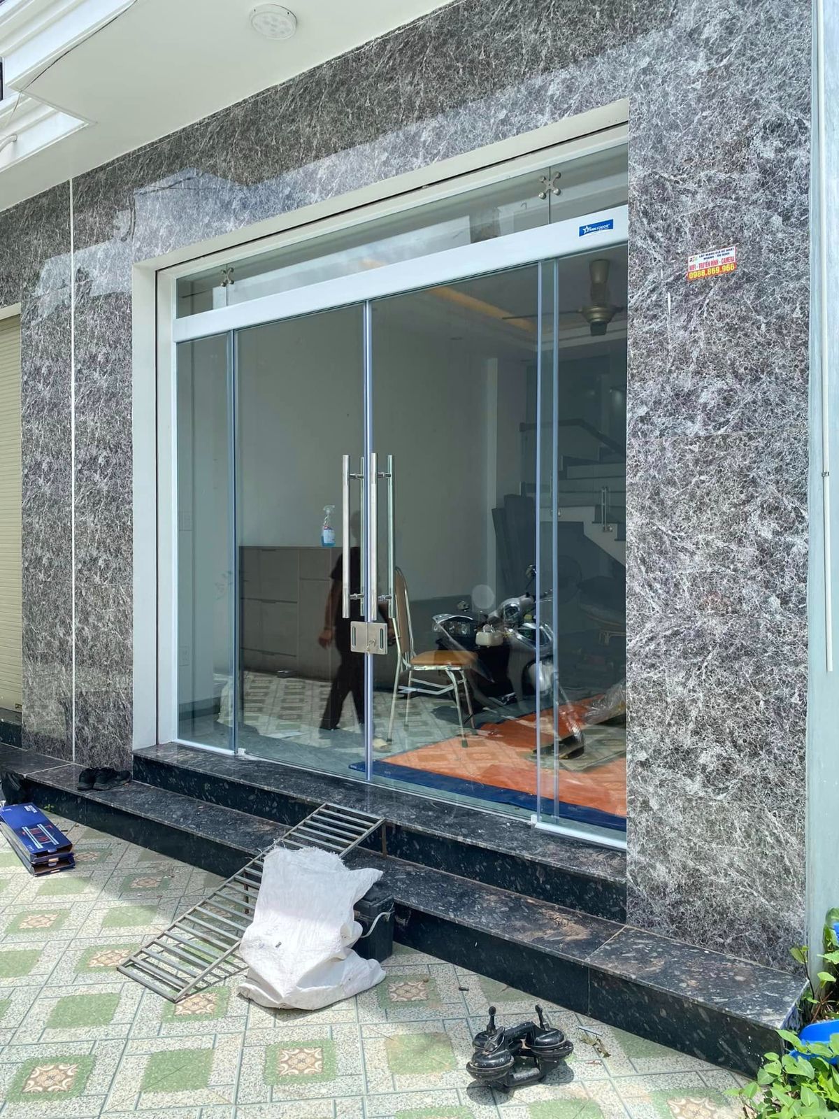 Thi công lắp cửa kính cường lực