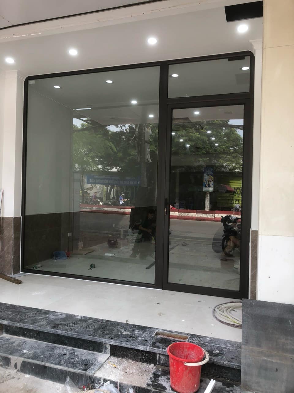 Lắp cửa nhôm kính