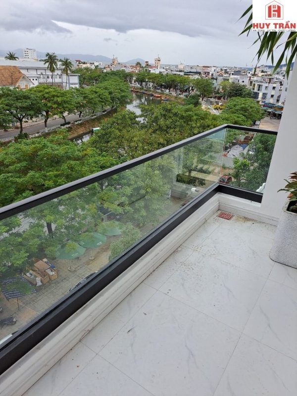 Lắp đặt lan can kính