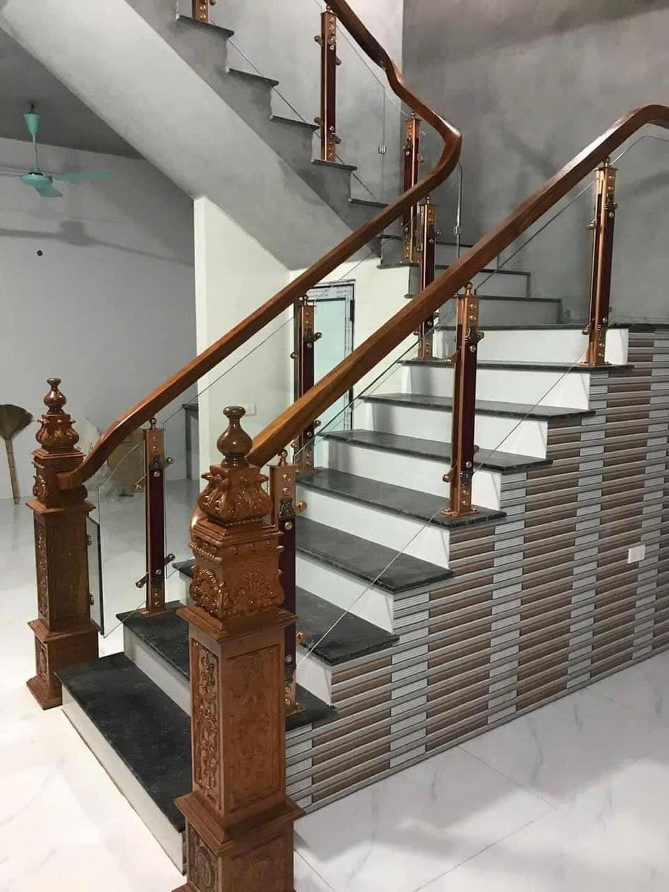 Cầu thang kính tay vịn gỗ 