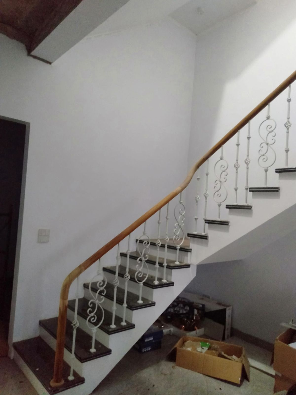 Thi công lắp đặt cầu thang sắt tay vịn gỗ 
