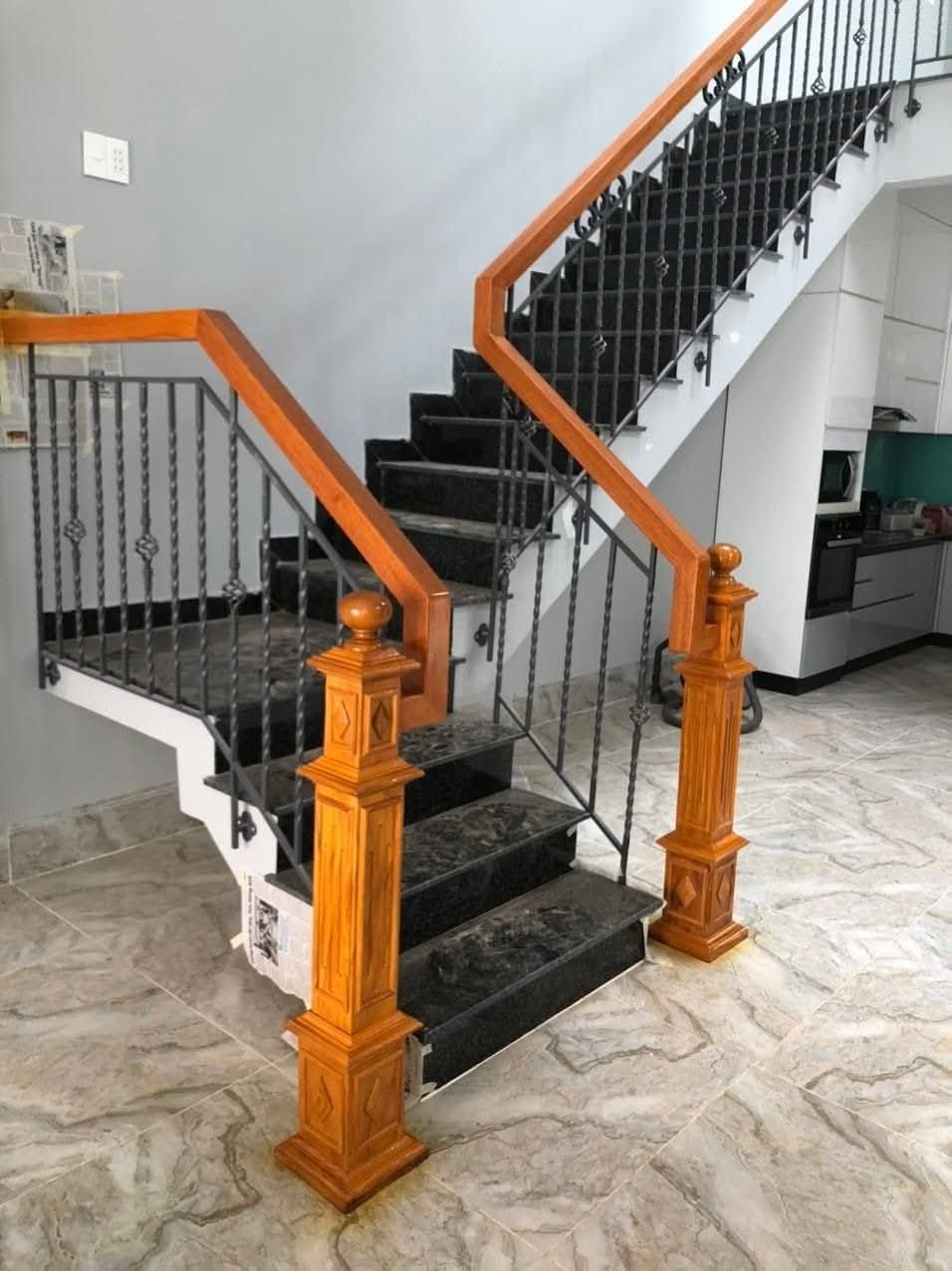 Cầu thang sắt tay vịn gỗ