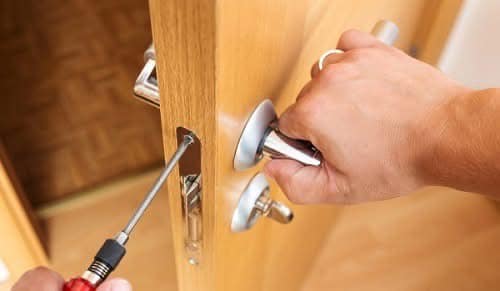 Sửa cửa phòng bị hư
