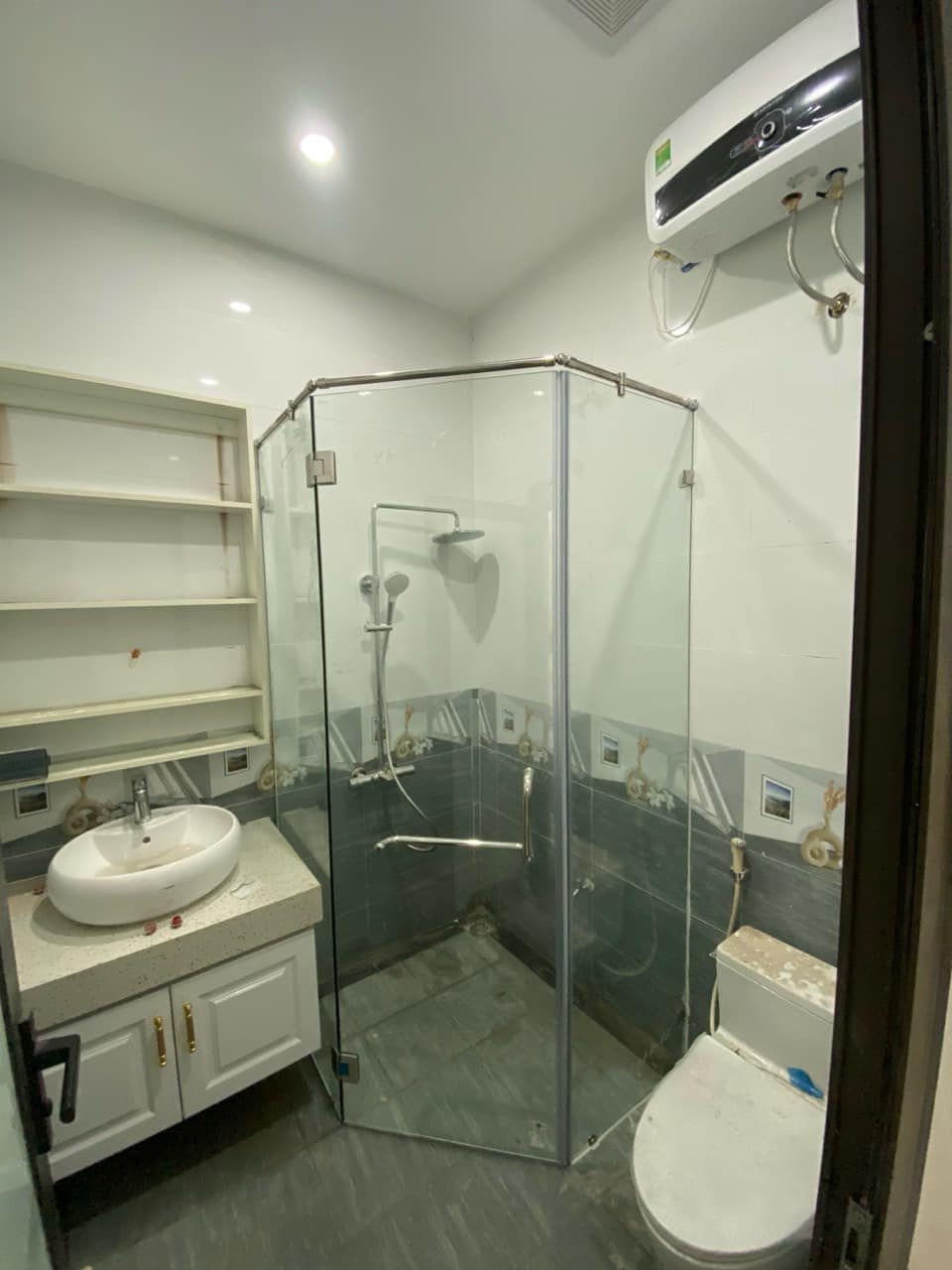 Lắp vách ngăn phòng tắm 